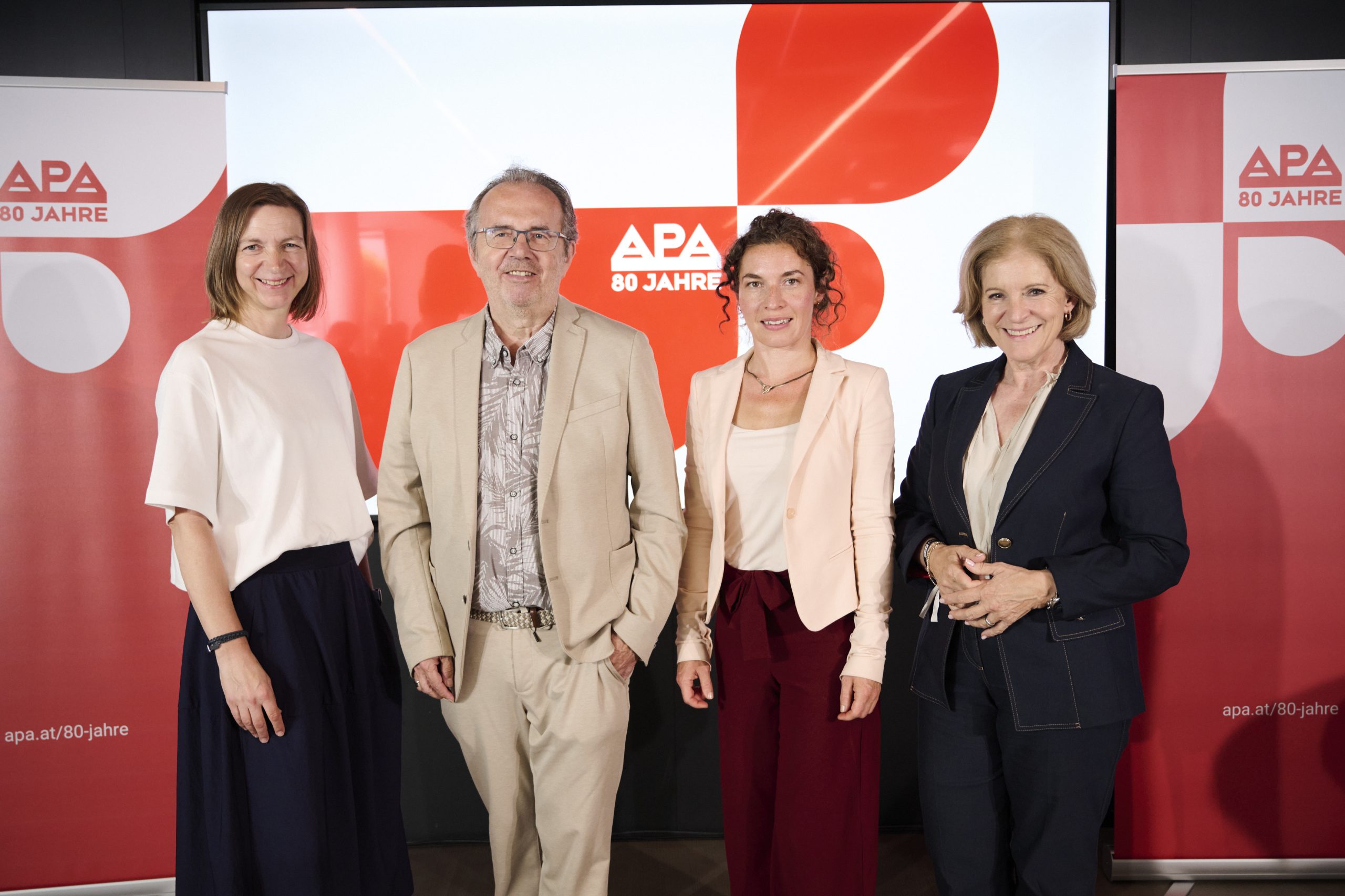 Ein Gruppenfoto der Redner:innen auf der 80-Jahresfeier der APA