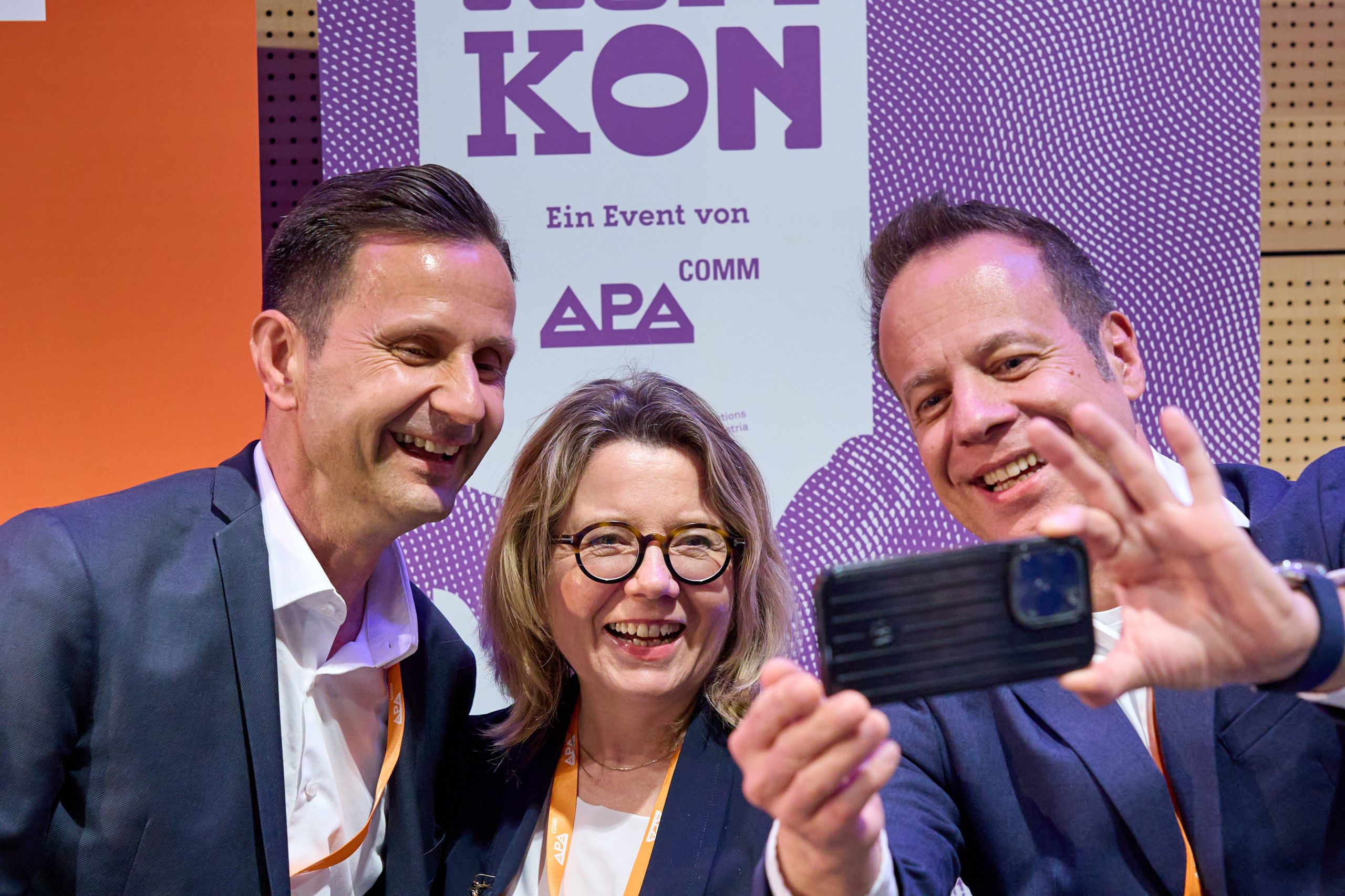 2 Männer und eine Frau machen ein Selfie