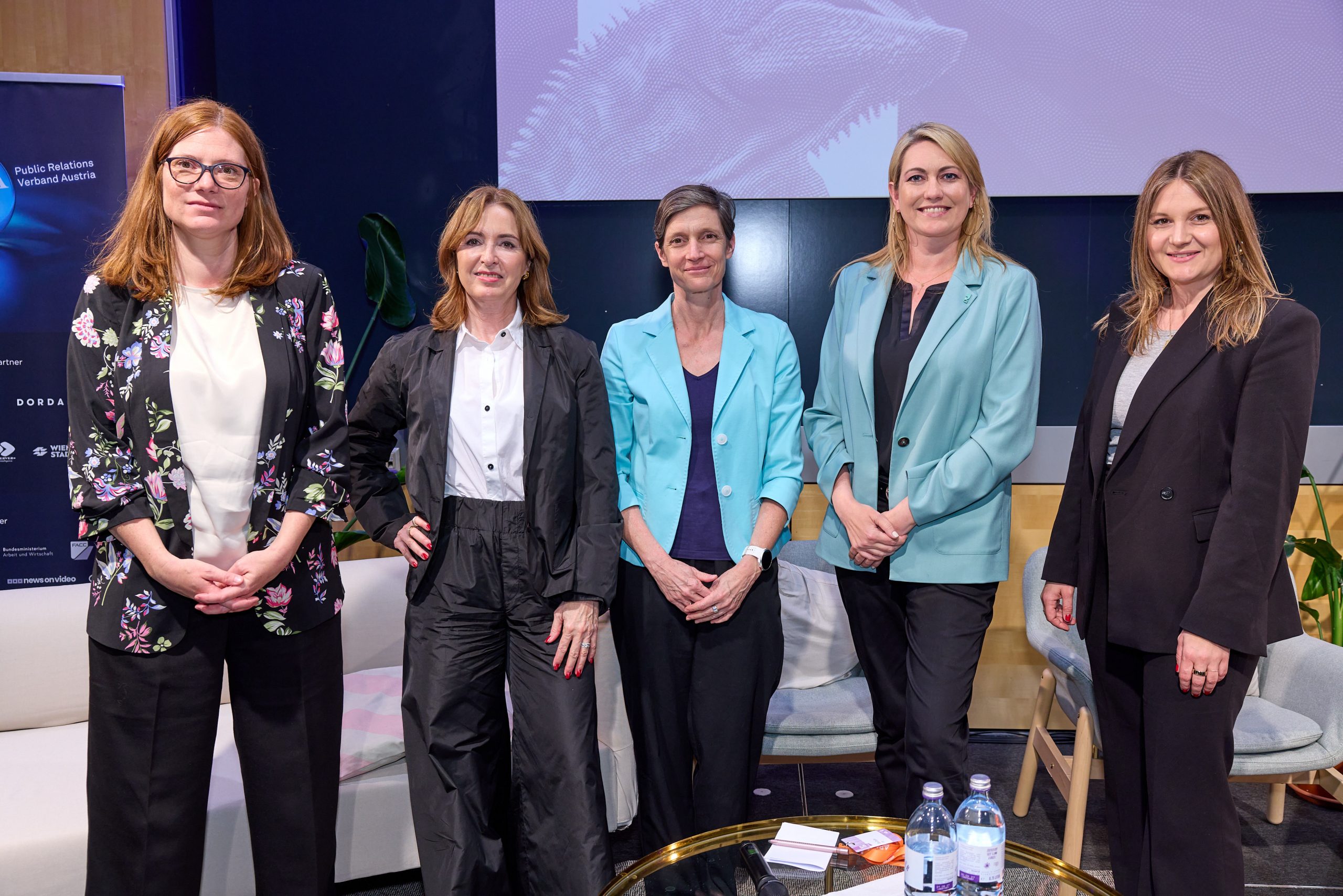 Foto des Panels Runde der Chefredakteurinnen auf der Bühne