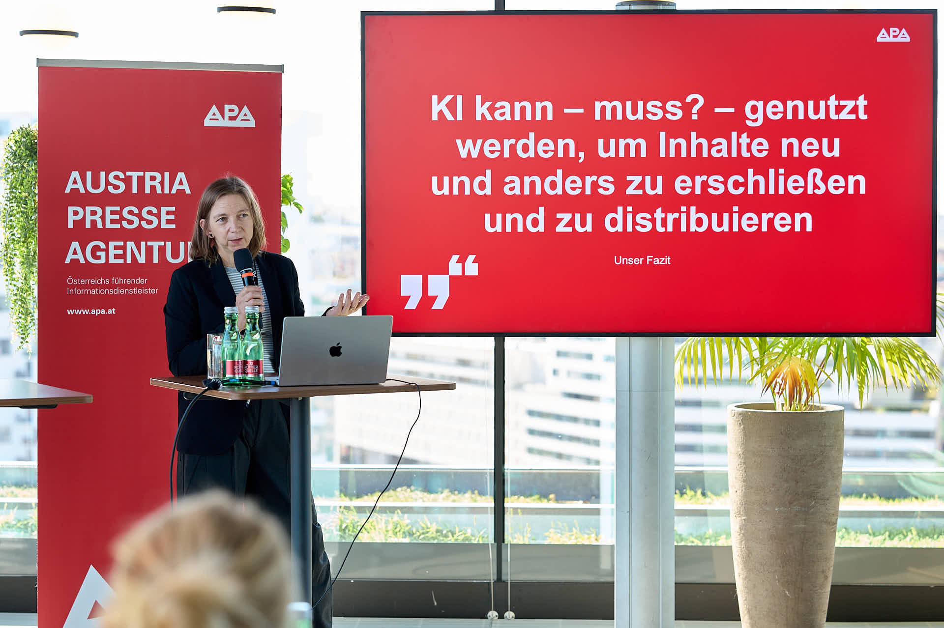 Eine Frau spricht mit einem Mikrofon in der Hand